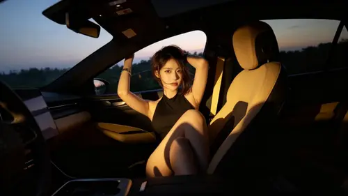 2848x1600 Desktop 人像摄影 Wallpaper - 黄昏车内米色副驾座椅上抬手的黑衣女子