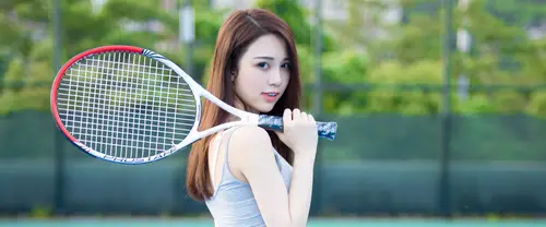 3840x1600 Ultrawide Wallpaper - 网球场长发美女肩扛球拍超宽屏壁纸
