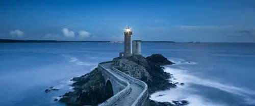 3840x1600 Ultrawide Wallpaper - 灯塔与海边栈道超宽屏壁纸