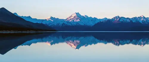 3840x1600 Ultrawide 自然风景 Wallpaper - 粉色霞光下的雪山群峰与蓝色湖面镜像倒影
