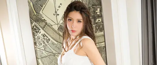 3840x1600 Ultrawide Wallpaper - 复古地图墙前白衣长发女子超宽屏壁纸