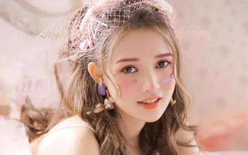 6553x4096 Desktop Wallpaper - 粉色心形妆容少女4K电脑壁纸