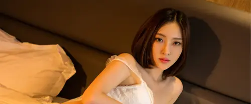 3840x1600 Ultrawide Wallpaper - 短发美女卧室床边写真超宽屏壁纸