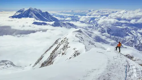 3840x2160 Desktop Wallpaper - 迪纳利山云海雪脊上背橙色背包的登山者