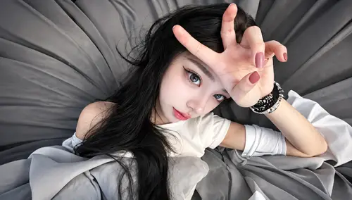 3328x1890 Desktop 人像摄影 Wallpaper - 灰色床铺上黑发女子抬手比V的俯视人像
