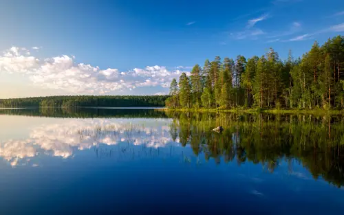 5120x3200 Desktop 自然风景 Wallpaper - 芬兰森林湖泊蓝天白云倒影4K电脑壁纸
