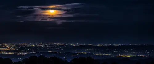 3840x1600 Ultrawide Wallpaper - 夜空圆月与城市灯火超宽屏壁纸