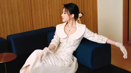 1920x1080 Desktop Wallpaper - 刘亦菲白色蕾丝裙蓝沙发侧脸写真电脑壁纸