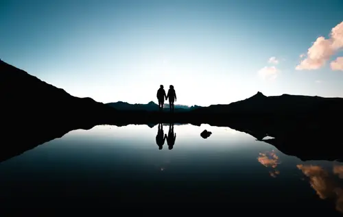 5282x3344 Desktop Wallpaper - 湖畔牵手情侣剪影
