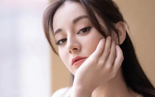 1920x1200 Desktop Wallpaper - 迪丽热巴托腮特写电脑壁纸