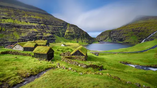 3840x2160 Desktop 自然风景 Wallpaper - 低云下翠绿山谷湖畔的草顶小屋与蜿蜒溪流