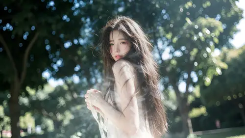 3840x2160 Desktop 人像摄影 Wallpaper - 林荫下白衣长发女子回眸与背景逆光光斑
