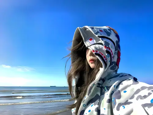 2880x2160 Desktop 人像摄影 Wallpaper - 蓝天海边穿鲨鱼齿迷彩外套的侧身女子