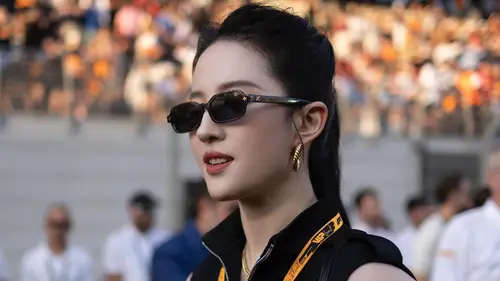 1920x1080 Desktop 人像摄影 Wallpaper - 刘亦菲黑色墨镜与橙色肩带造型电脑壁纸