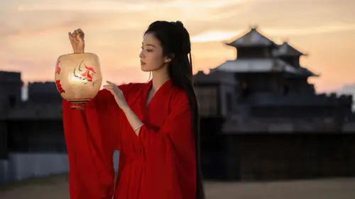 7281x4096 Desktop Wallpaper - 古装红衣女子提灯笼4K电脑壁纸