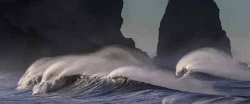 3840x1600 Ultrawide 自然风景 Wallpaper - 暗色海上巨岩前翻卷的巨浪与白色浪雾