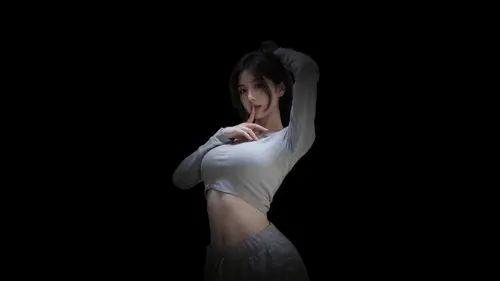 4266x2400 Desktop Wallpaper - 纯黑背景下灰衣女子举臂轻触唇边的半身人像
