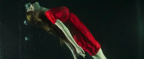 3840x1600 Ultrawide Wallpaper - 红裙女子水中浮潜超宽屏壁纸