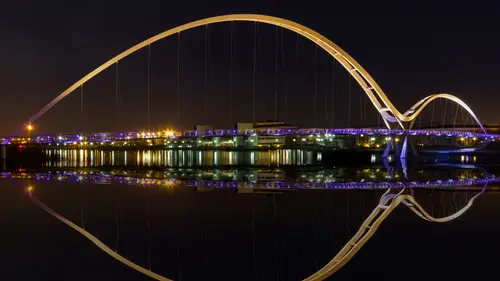 3840x2160 Desktop Wallpaper - 蒂斯河畔斯托克顿无限桥夜景与金色弧线倒影