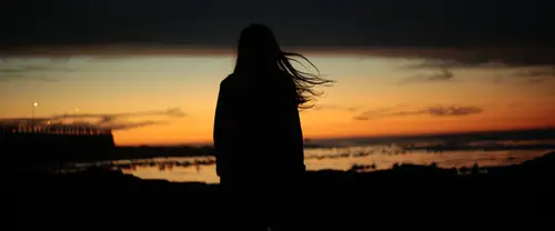 3840x1600 Ultrawide Wallpaper - 黄昏海滩背影少女超宽屏壁纸