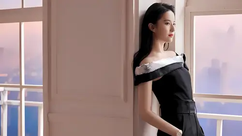 4320x2428 Desktop 人像摄影 Wallpaper - 刘亦菲黑白露肩礼服窗边写真4K电脑壁纸