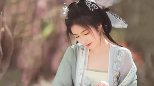7281x4096 Desktop 人像摄影 Wallpaper - 古风汉服少女低头垂眸4K电脑壁纸