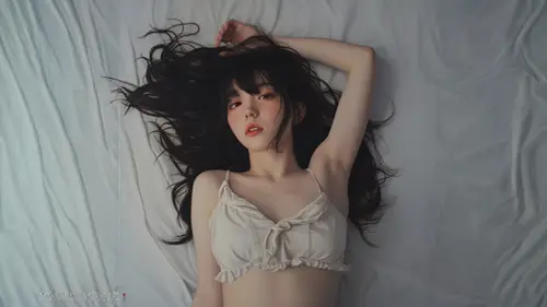 2560x1440 Desktop 人像摄影 Wallpaper - 白色床单上黑发铺散的抬臂女子俯拍人像