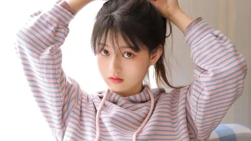 5120x2880 Desktop Wallpaper - 粉白条纹卫衣少女绑头发4K电脑壁纸
