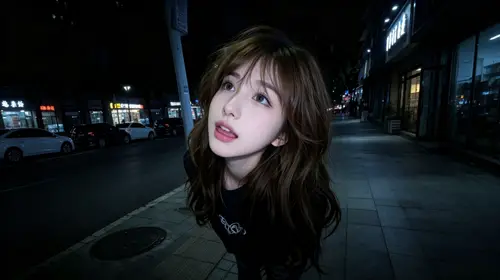 2732x1534 Desktop Wallpaper - 夜间街道仰头侧望的棕发黑衣女子冷光近景