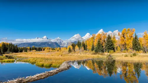 3840x2160 Desktop Wallpaper - 大提顿国家公园金黄秋林倒映水面与云带雪峰