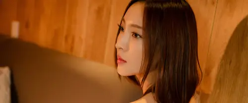 3840x1600 Ultrawide Wallpaper - 木质背景侧影美女超宽屏壁纸