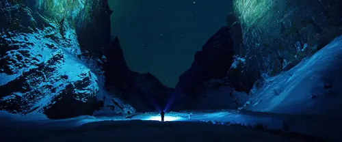 3840x1600 Ultrawide Wallpaper - 雪山峡谷夜空手电筒超宽屏壁纸