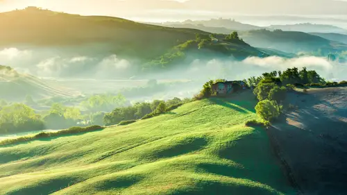3840x2160 Desktop Wallpaper - 托斯卡纳清晨薄雾丘陵4K电脑壁纸