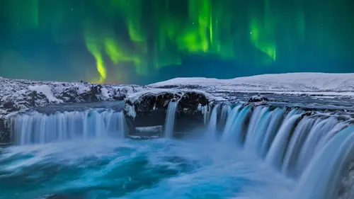 6716x3778 Desktop Wallpaper - 冰岛众神瀑布极光4K电脑壁纸