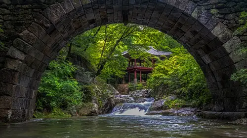 5950x3347 Desktop Wallpaper - 升仙桥石拱门与溪流古寺4K电脑壁纸