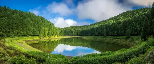 3840x1600 Ultrawide Wallpaper - 火山湖蓝天白云森林超宽屏壁纸