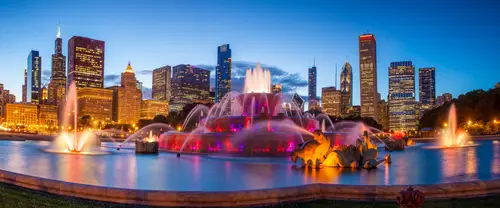 3840x1600 Ultrawide 城市建筑 Wallpaper - 蓝调暮色中城市天际线前的彩光喷泉全景