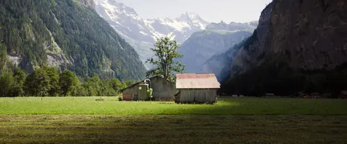3840x1600 Ultrawide Wallpaper - 阿尔卑斯山谷木屋草地超宽屏壁纸