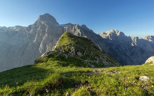 5120x3200 Desktop 自然风景 Wallpaper - 晴空下高山草甸与岩石山峰4K电脑壁纸