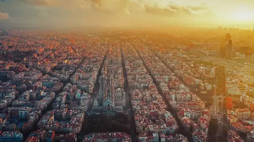 5393x3034 Desktop Wallpaper - 巴塞罗那日落航拍城市风光4K电脑壁纸