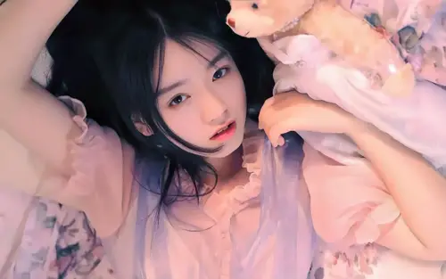 5406x3379 Desktop Wallpaper - 少女粉色睡衣毛绒玩具4K电脑壁纸
