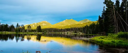 3840x1600 Ultrawide Wallpaper - 阳光高山湖泊与森林倒影超宽屏壁纸