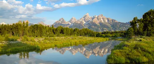 3840x1600 Ultrawide 自然风景 Wallpaper - 蓝天白云下雪峰群与松林河湾的清晰倒影