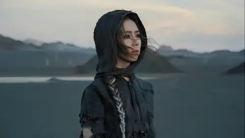 3244x1824 Desktop Wallpaper - 废土风斗篷少女荒野侧影电脑壁纸