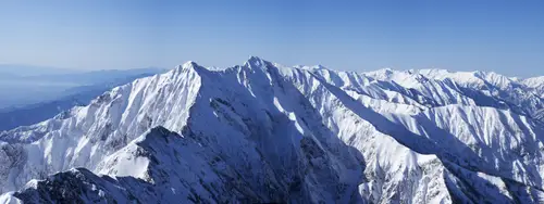 18300x6875 Ultrawide Wallpaper - 晴朗蓝天雪山脊全景 8K 超宽屏壁纸