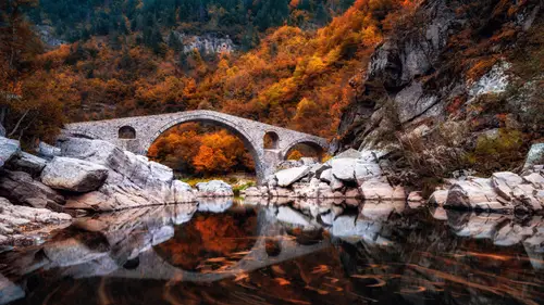 5547x3120 Desktop Wallpaper - 保加利亚阿尔达河魔鬼桥秋景4K电脑壁纸