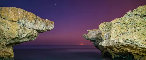3840x1600 Ultrawide Wallpaper - 海边夜景奇石紫色星空超宽屏壁纸
