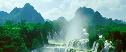 3840x1600 Ultrawide 自然风景 Wallpaper - 苍翠群峰与密林间层叠倾泻的瀑布和水雾