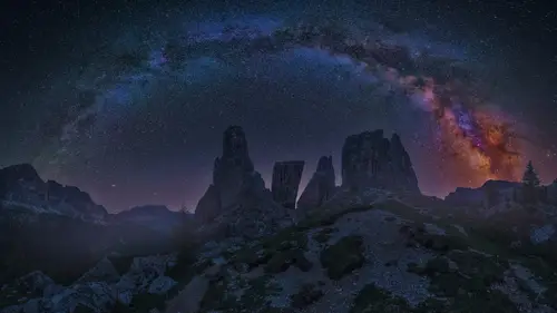7000x3937 Desktop Wallpaper - 多洛米蒂山脉银河夜空 4K 电脑壁纸