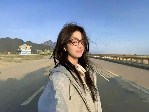 4032x3024 Desktop 人像摄影 Wallpaper - 户外海边公路戴眼镜少女